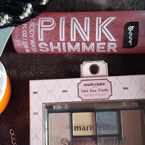 YOU GET   20 ITEMS  YOU ALSO GET 1 LUX ITEM AND 1 JEWLERY.ALL BOXES DIFFERAN - Picture 7 of 9